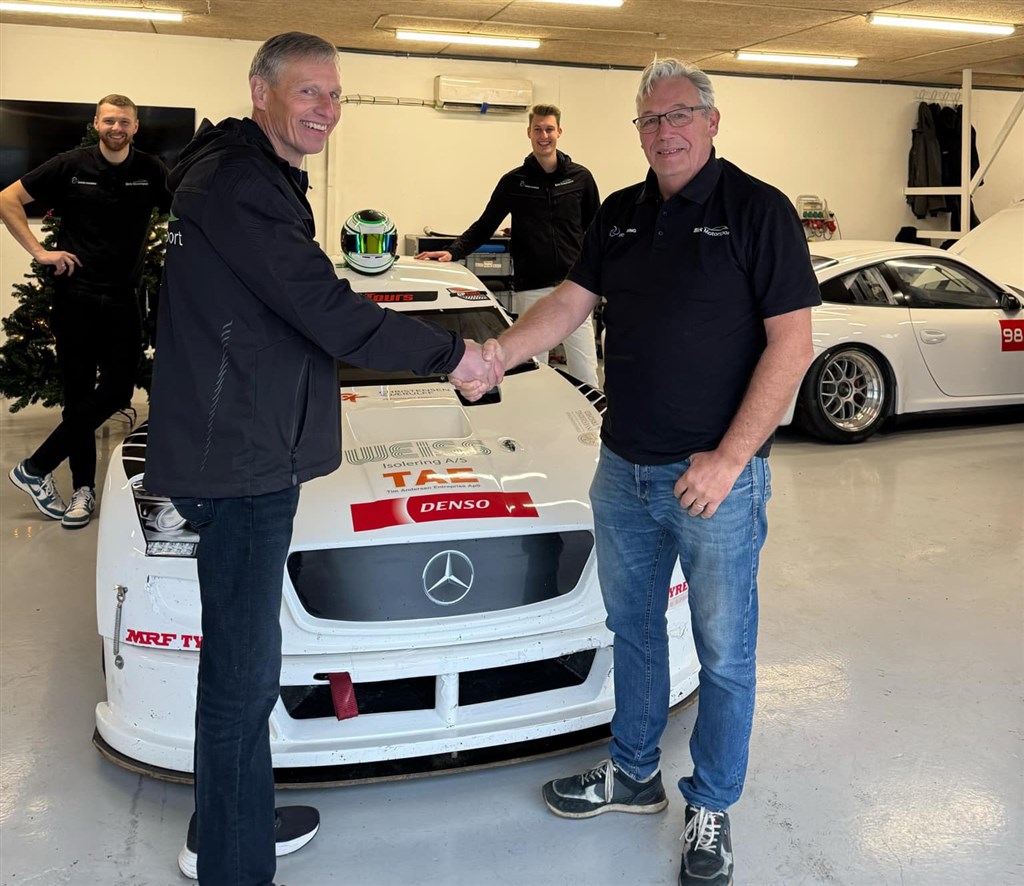 Lars Mogensen (t.v.) og Brian Mikkelsen har været medvirkende til at gøre Nicolai Sylvests debut i Selected Car Group Super GT mulig.
(Foto: Birk Motorsport)